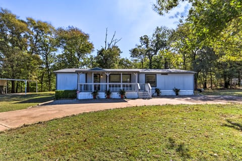 Charming Home w/ Deck & Yard - 1 Mi to Lake Texoma House in Lake Texoma