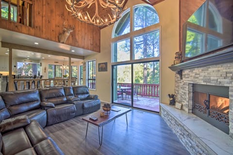 Spacious Lake Arrowhead Home w/ Game Room & Deck! Casa in Lake Arrowhead
