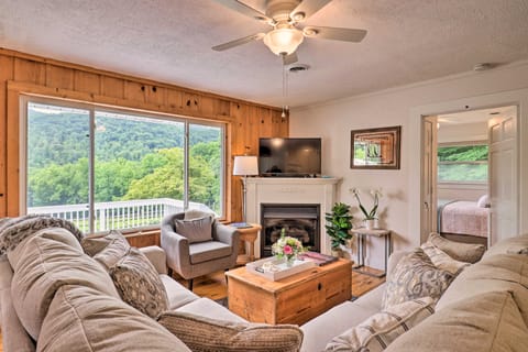 Asheville Area Cabin w/ Deck & Mount Pisgah Views! Casa in East Fork