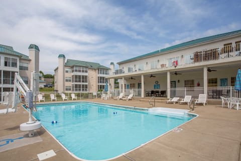 Resort Meadowbrook Penthouse w/ Bunk Beds + Pool! Appartamento in Branson