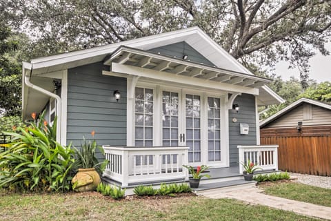 Chic Sarasota Cottage - Mins to Beach & Downtown! Cottage in Sarasota