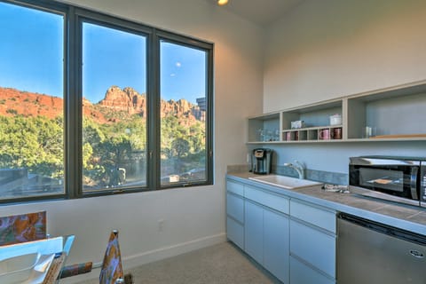 2-Acre Sedona Casita w/ Fireplace + Red Rock Views Eigentumswohnung in Arizona