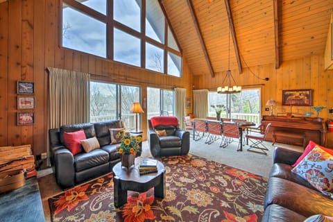 Lake Arrowhead House w/ Large Deck, Grill + Views! Maison in Lake Arrowhead