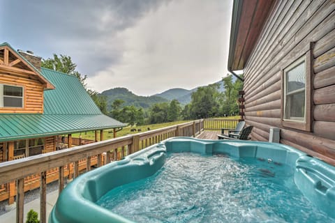 Maggie Valley Cabin w/ Private Hot Tub & Game Room Haus in Maggie Valley