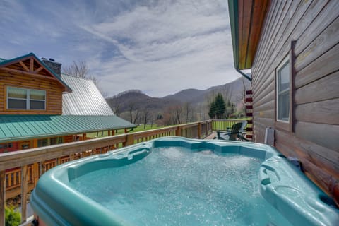 Maggie Valley Cabin w/ Private Hot Tub & Game Room Maison in Maggie Valley