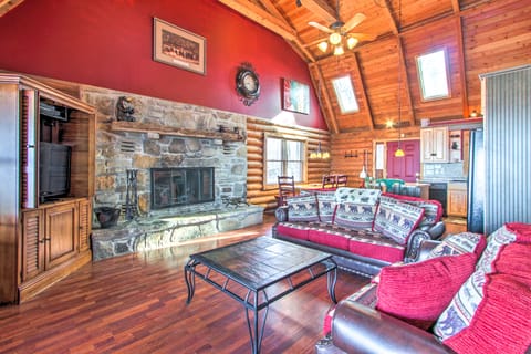 2 Mi to Ober Mtn: Hot Tub & Deck at Cozy Cabin! House in Gatlinburg