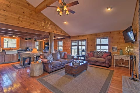 Stunning Views at Sevierville Cottage w/ Hot Tub! Casa rural in Sevier County