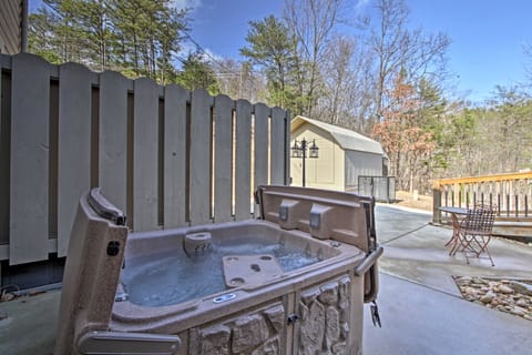 Stunning Views at Sevierville Cottage w/ Hot Tub! Casa rural in Sevier County