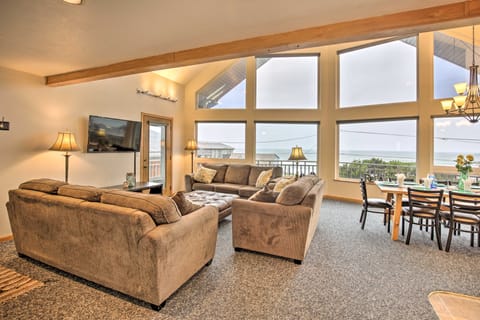 Logan Road Lookout, Lincoln City Home w/ Game Room House in Lincoln City