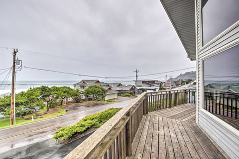 Logan Road Lookout, Lincoln City Home w/ Game Room House in Lincoln City