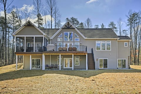 Lake Anna Waterfront Home w/2 Acres & Covered Dock Casa in Lake Anna