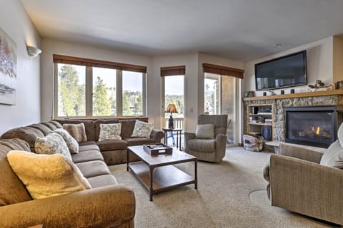 Winter Park Condo: Hot Tub & Shuttle-Walk to Town Apartment in Fraser