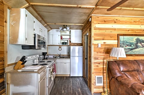 West Glacier Cabin w/Gas Grill Near Flathead River House in Coram