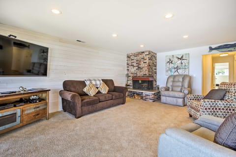 Beachfront Lincoln City Condo-Patio & Pool Access! Apartment in Lincoln Beach