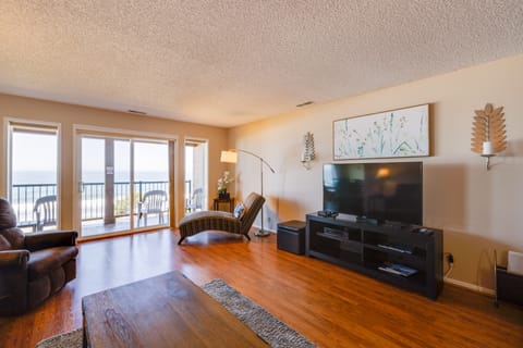Resort Lincoln Condo w/ Ocean Views & Pool Access! Apartment in Lincoln Beach