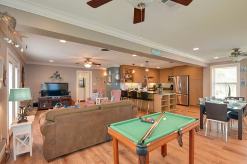 Steps to Beach: Home w/ Deck in Galveston! House in Hitchcock