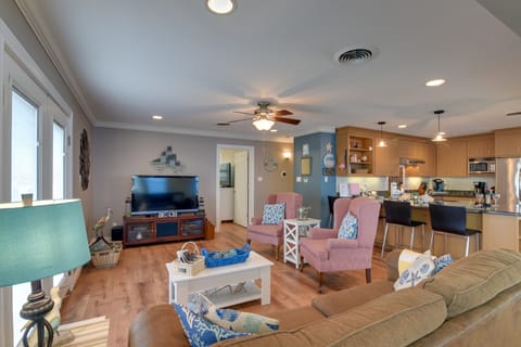 Steps to Beach: Home w/ Deck in Galveston! House in Hitchcock