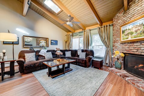 1 Mi to Diamond Peak Ski Resort: Condo w/ Pool Apartment in Incline Village