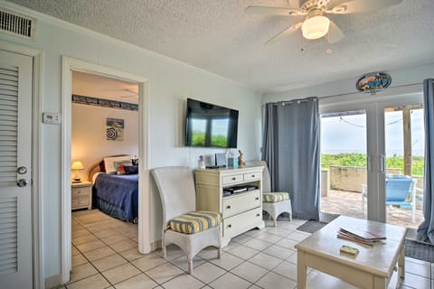 Breezy Belleair Beach Condo - 12 Steps to Shore! Apartment in Belleair Beach