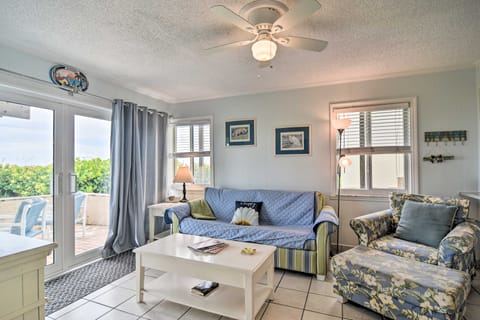 Breezy Belleair Beach Condo - 12 Steps to Shore! Apartment in Belleair Beach