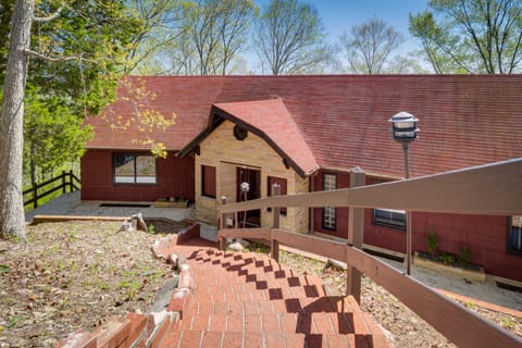 'Ledge Lodge' Burkesville Getaway: Pool & Views! House in Burkesville