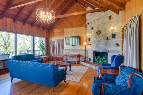 'Ledge Lodge' Burkesville Getaway: Pool & Views! Haus in Burkesville