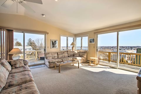 Narragansett Home-Deck, Ocean Views & Beach Access Maison in Narragansett Beach
