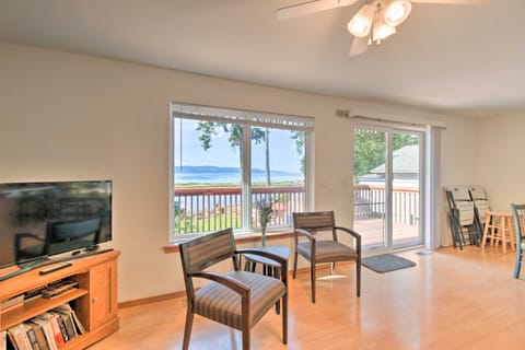 The Lillipad in Lilliwaup: Magnificent Waterfront! Villa in Hood Canal
