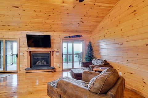 Private Hot Tub: Gatlinburg Cabin in the Clouds House in Gatlinburg