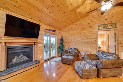 Private Hot Tub: Gatlinburg Cabin in the Clouds House in Gatlinburg