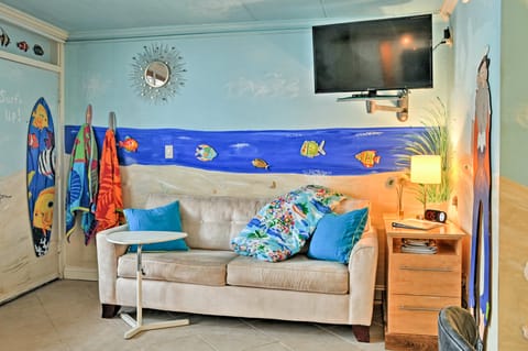 Colorful Virginia Beach Studio - Steps to Beach! Apartment in Virginia Beach