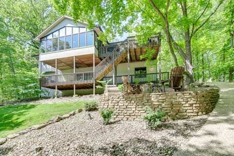 The Bella Vista Lakeside Treehouse: Dock & Kayaks! House in Bella Vista
