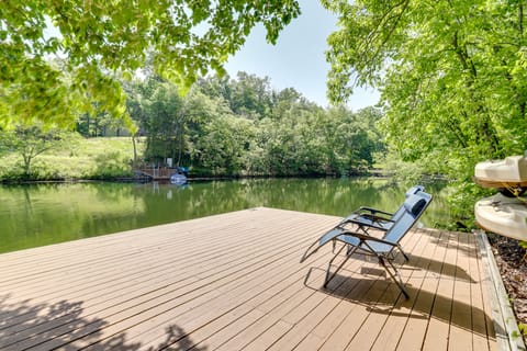 The Bella Vista Lakeside Treehouse: Dock & Kayaks! House in Bella Vista