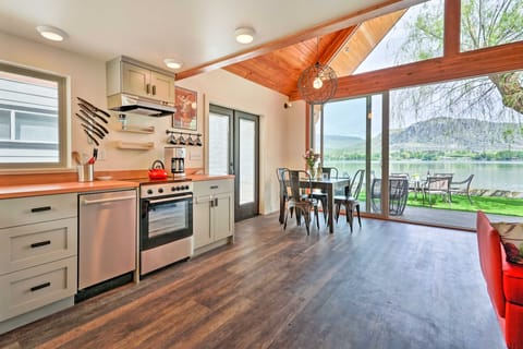 Beach Escape: Zen-inspired Lake Osoyoos Chalet! Cottage in Oroville