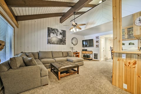 Mammoth Lakes Condo w/ Pool & Spa - Near Shuttle! Apartment in Mammoth Lakes