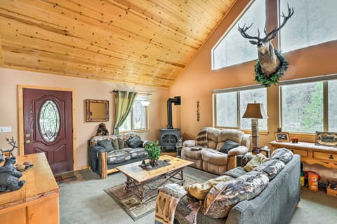 Cozy Hathaway Pines Mountain Cabin w/ Deck & Views Casa in Hathaway Pines