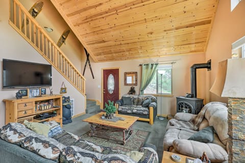 Cozy Hathaway Pines Mountain Cabin w/ Deck & Views Casa in Hathaway Pines