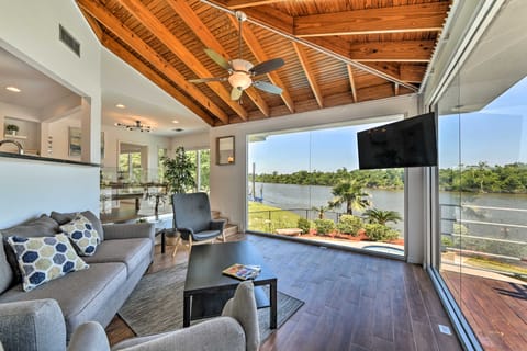 Luxury Home w/ Pool on San Jacinto Riverfront! Maison in Houston