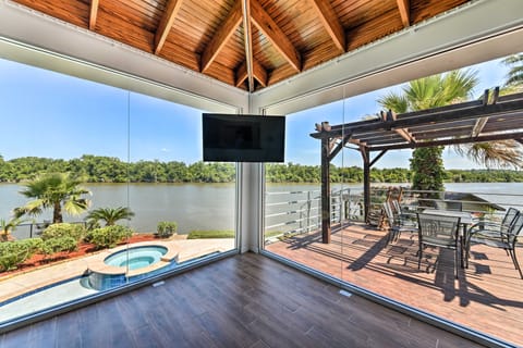 Luxury Home w/ Pool on San Jacinto Riverfront! House in Houston