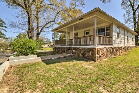 Charming Home w/ Porch: Walk to Greers Ferry Lake! Haus in Higden