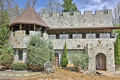 Murphy Castle Vacation Rental w/ Private Hot Tub Villa in Tennessee