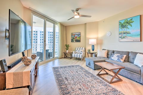 Modern Resort Condo with Balcony - Walk to Beach! Apartment in Destin