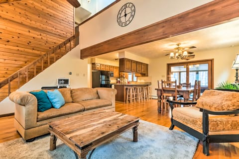 Lake Harmony Home w/ Deck - 3 Mi to Ski Slopes! Casa in Hickory Run State Park