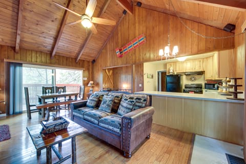 Cozy Lake Arrowhead Cabin w/ Hot Tub & Deck! House in Lake Arrowhead