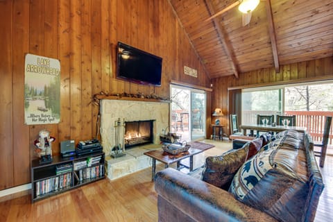 Cozy Lake Arrowhead Cabin w/ Hot Tub & Deck! House in Lake Arrowhead