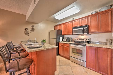 South Sedona Condo w/ Pool Access - Walk to Shops! Apartment in Village of Oak Creek