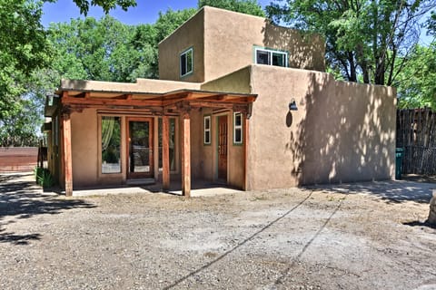 Cozy Home w/ Media Room: Short Walk to Taos Plaza! House in Taos