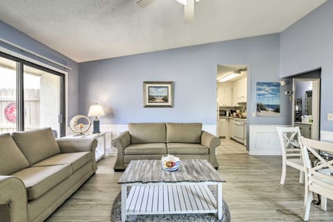 Panama City Beach Condo w/ Patio & Pool Access! Apartment in Panama City Beach