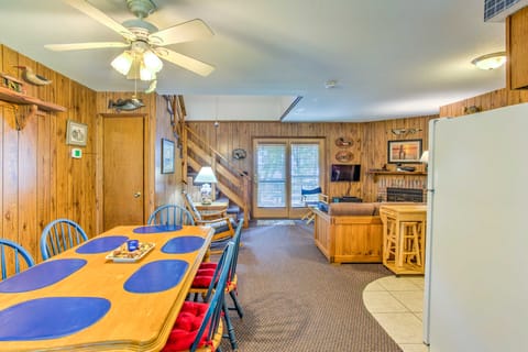 Clearwater Lake Getaway w/ Shared Pool & Boat Dock Appartement in Clearwater Lake