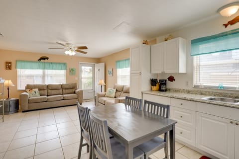 Cute Apt w/Backyard & Grill - Steps to Cocoa Beach Apartamento in Cape Canaveral